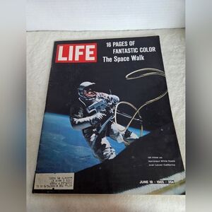 VTG Life Magazine - June 18 1965 - The Space Walk / Astronaut White Floats